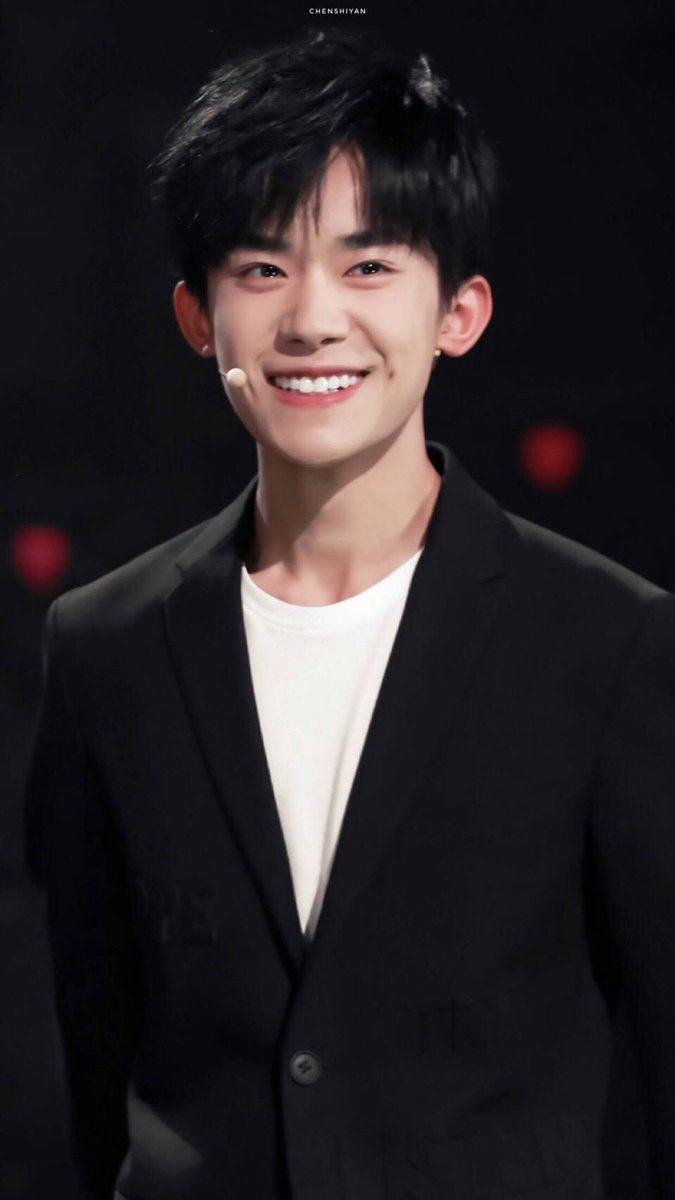YiLinh3's tweet photo. Cười xinh thế này thì cười nhiều hơn nhá #jacksonyee https://t.co/EVKrd1byHx