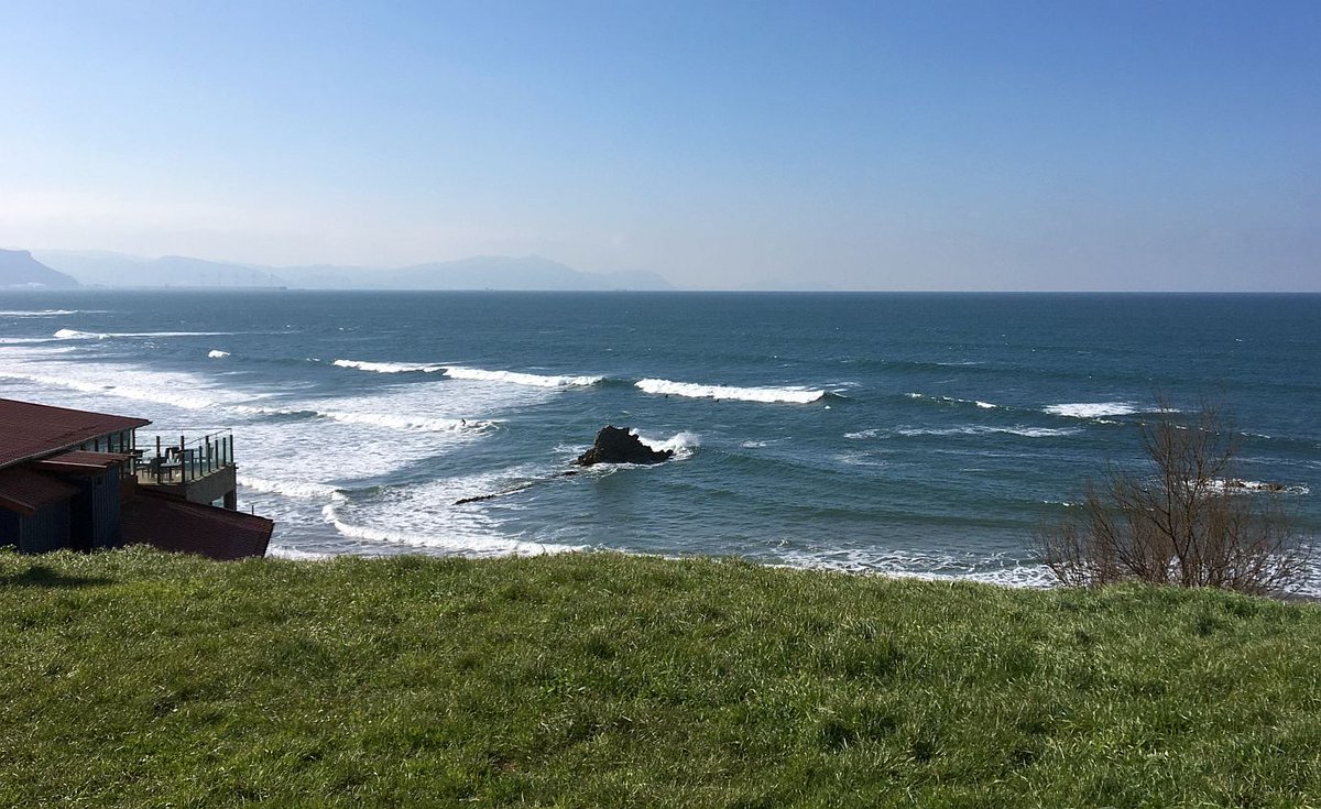Frío siberiano y nieve: Ayer a la tarde en Sope rompían olas de medio metro a tres cuartos algo tocadas por el gélido viento del nordeste, restos de una marejada que llega muy del norte. Leer más » surf30.net/2018/02/frio-s… #Sesiones #Sopelana