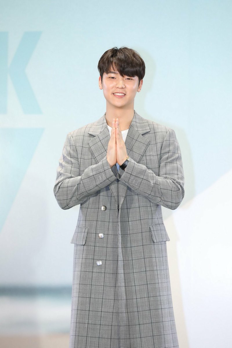 achiactivation's tweet photo. มาแล้ว มาแล้วจ้า!....ภาพบรรยากาศงานแถลงข่าว 2018 Kang Min Hyuk 'Romantic Sailing' Fan Meeting in Bangkok เมื่อวันศุกร์ที่ 23 ก.พ.... #2018KMHFanMeetinginBKK #KangMinHyuk #ACHIACTIVATION #FNC #THEMALL #VIU https://t.co/ZVyVKPdofU https://t.co/bO4JvHN3Cp