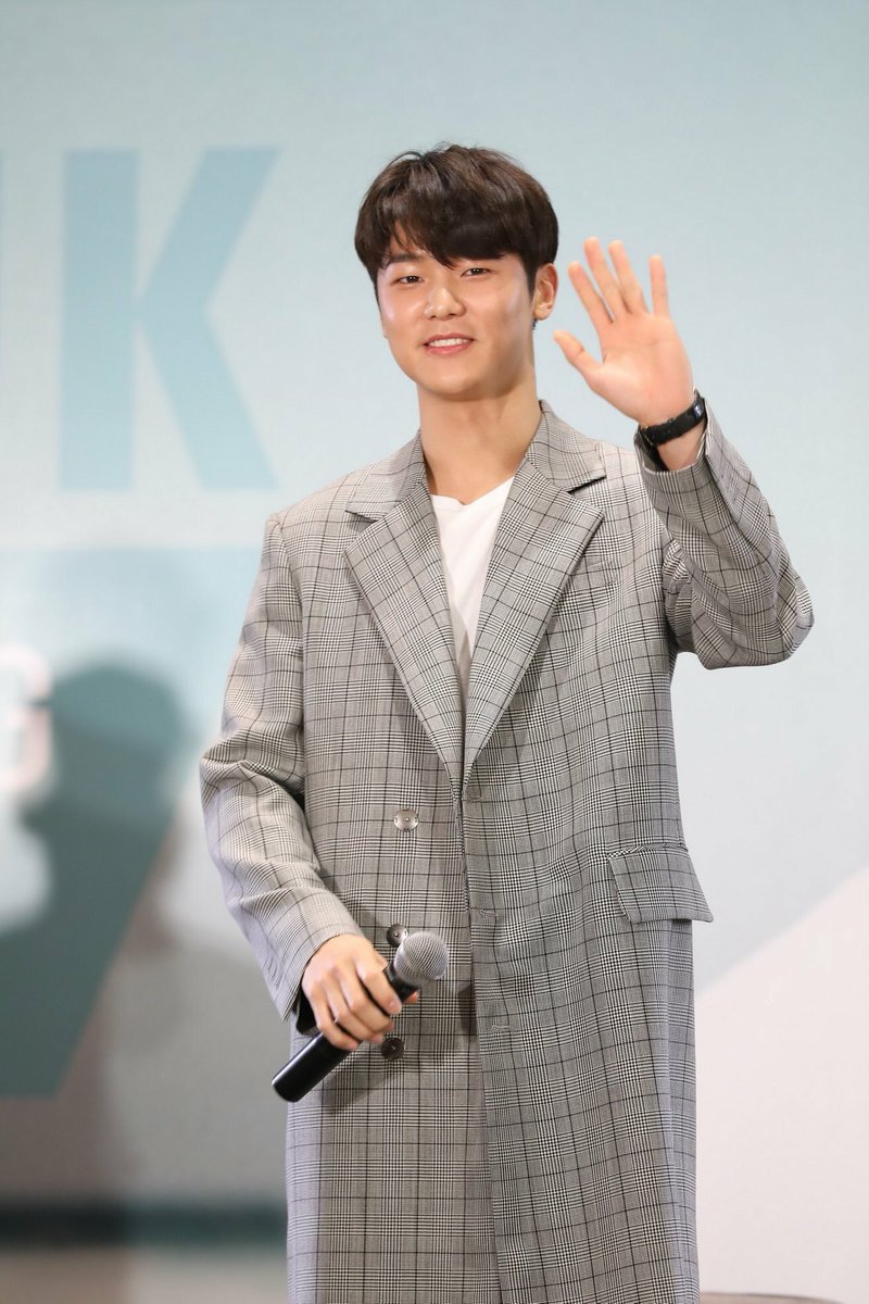 achiactivation's tweet photo. มาแล้ว มาแล้วจ้า!....ภาพบรรยากาศงานแถลงข่าว 2018 Kang Min Hyuk 'Romantic Sailing' Fan Meeting in Bangkok เมื่อวันศุกร์ที่ 23 ก.พ.... #2018KMHFanMeetinginBKK #KangMinHyuk #ACHIACTIVATION #FNC #THEMALL #VIU https://t.co/ZVyVKPdofU https://t.co/bO4JvHN3Cp