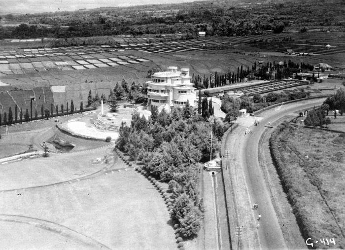 infobdg's tweet photo. Sejarah Kota Bandung, “Paradise in Exile” https://t.co/9Eengp5lwg #infobdg https://t.co/0RvEOCPtYs