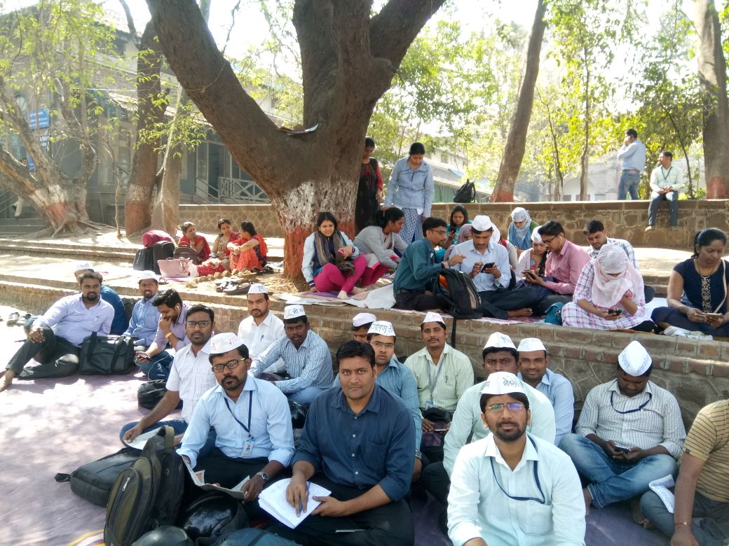 seesourabh's tweet photo. Humble request as faculty of #SinhgadInstitute Pune are on #hungerstrike at #PuneUniversity. #ProfessorsInTrouble @Swamy39 @DrGPradhan @Dev_Fadnavis https://t.co/2plLMJEHkr