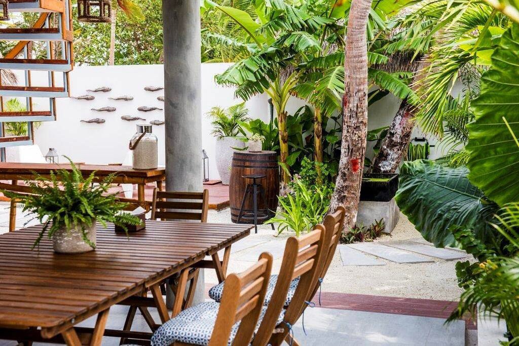 VeliVilaa's tweet photo. Escape to somewhere tropical 🌴🌴 #velivilaa #yourislandhome #islandstyle #dhiffushi #island #vacation #maldives 
To book write to stay@velivilaa.com

Stay connected;
https://t.co/0YDUTfDKGB
https://t.co/yqpC3gah8h https://t.co/hI6p6LWLAG