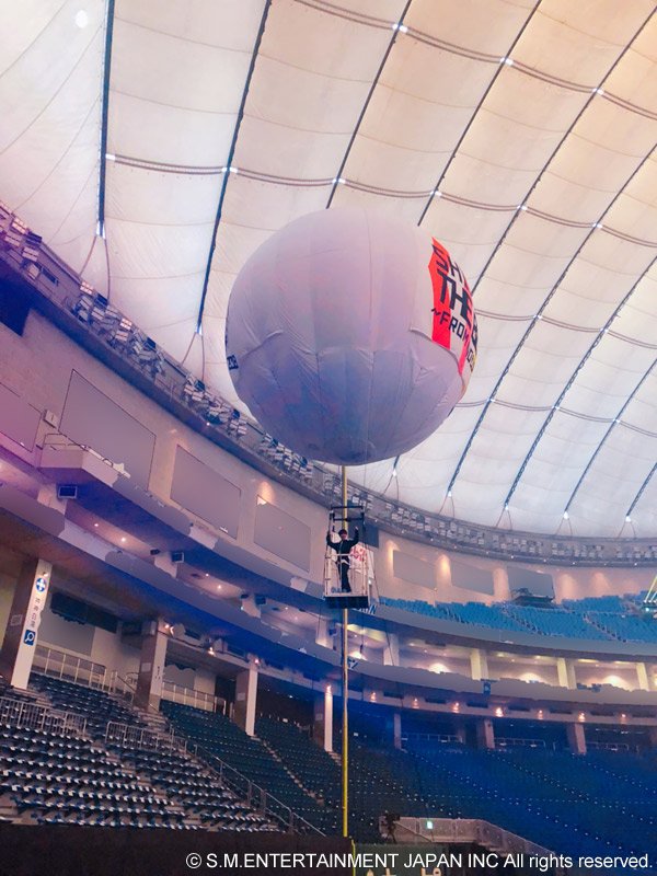 Onew really wanted to get in the balloon from the beginning. Because of the reason of performance, he couldn't do it.
Today, stuff got ready fo Onew to get in. Onew was so excited. Stuff asked "how's it?" and Onew said ''perfect～!!" Stuff also even played the music.