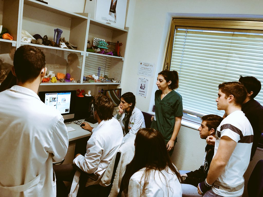 rupermac's tweet photo. Seminario de #impresión3Dmédica con alumnos de 3° y 4° curso del GIBM (grado ingeniería Biomédica) de @uc3m y @La_UPM , alumnos de 6° curso de Medicina de @unicomplutense , y MIR R4 de COT de #HospitalInfantaLeonor. Docencia integral y transversal! @soycot @info_iisgm @3d_maranon https://t.co/5W7zUW2LV4