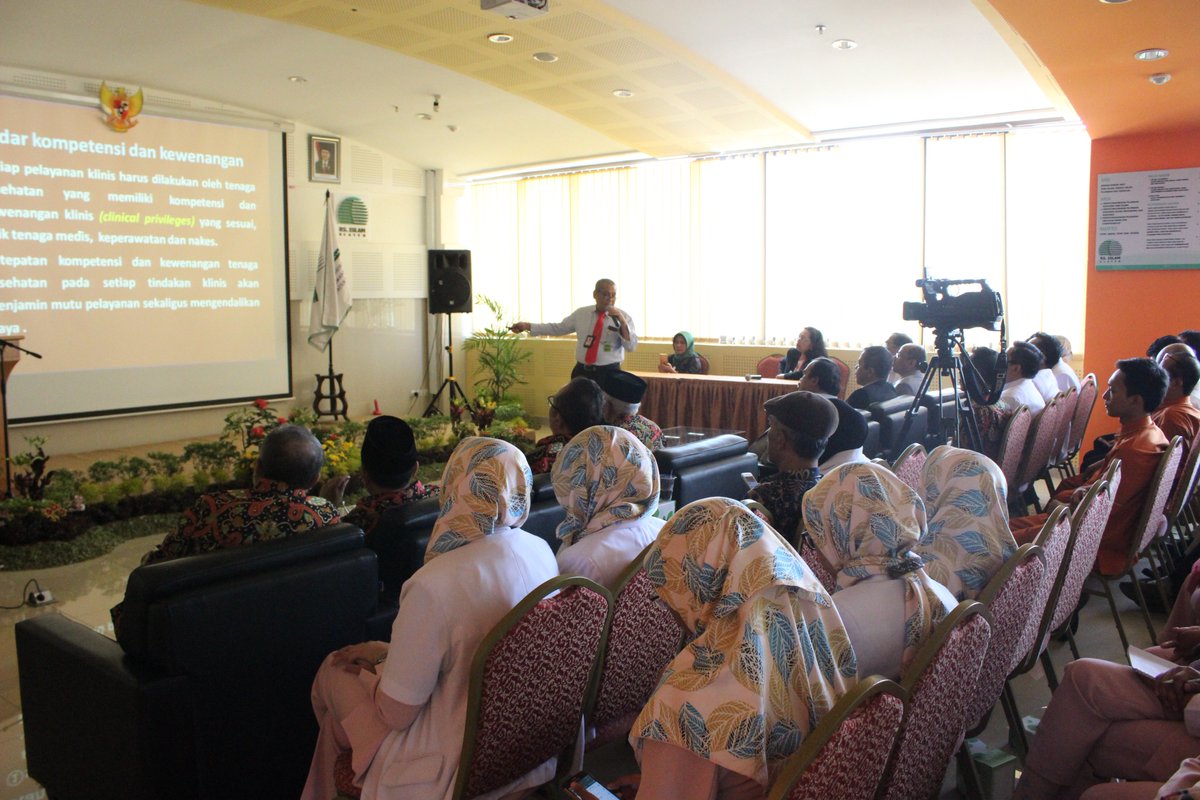 RSIKlaten's tweet photo. Survey Akreditasi oleh Komisi Akreditasi RS (KARS) di RS. Islam Klaten, 27 Feb 2018 #Bismillahirrohmanirrohim #timhebat #salamsehat https://t.co/TFJa9pnb6G