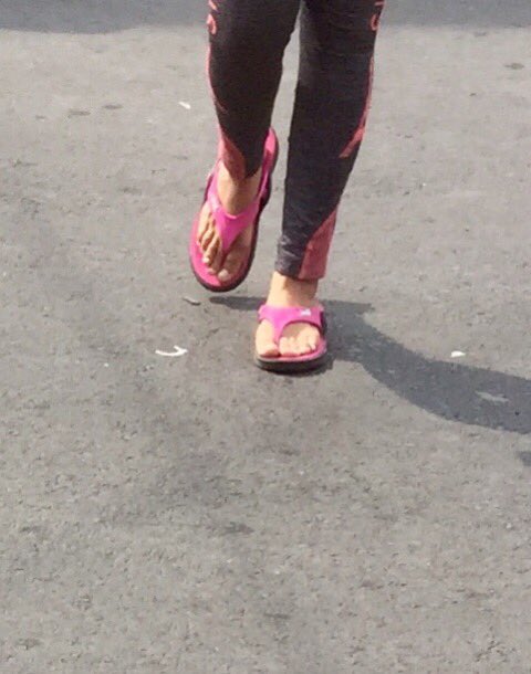 sakulink's tweet photo. Pies en la calle https://t.co/g4WQbaJcJo