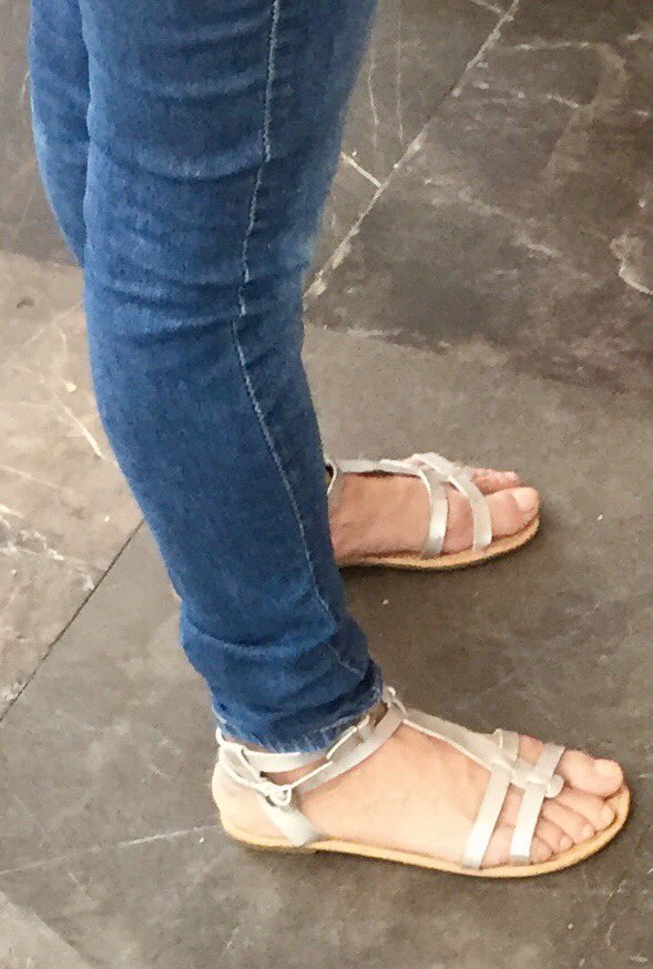 sakulink's tweet photo. Pies en la calle https://t.co/g4WQbaJcJo