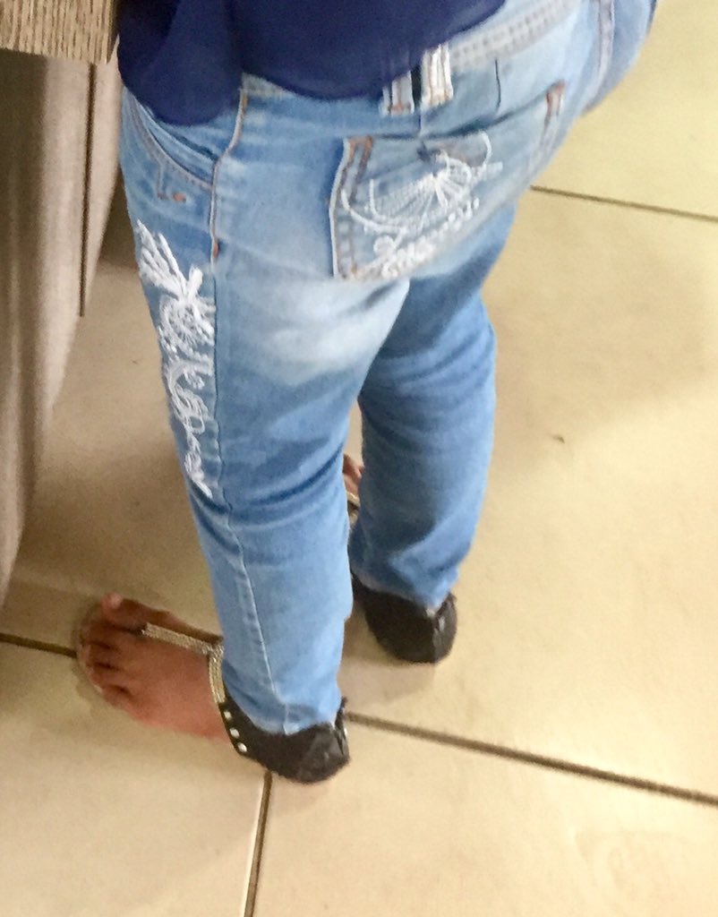sakulink's tweet photo. Pies de madre e hija en mc donalds https://t.co/F1HRhpq2Gn
