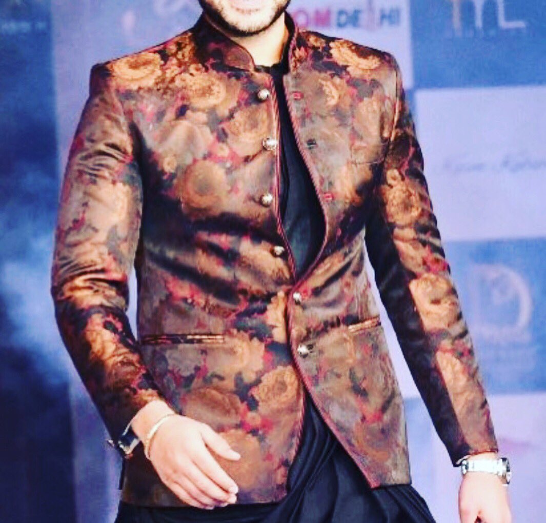 kewalsinc's tweet photo. Bandhgala worn by karan kundra now in store!
#bandhgala #suites #customorder #customizedsuits #traditionalwear #traditionalwear #fashionblogger #fashiondesigner #fashionable #fashionsense #fashionweek #fashiongram #fashinblog #fashionista #fashionmen https://t.co/D22gnQ1Gbt