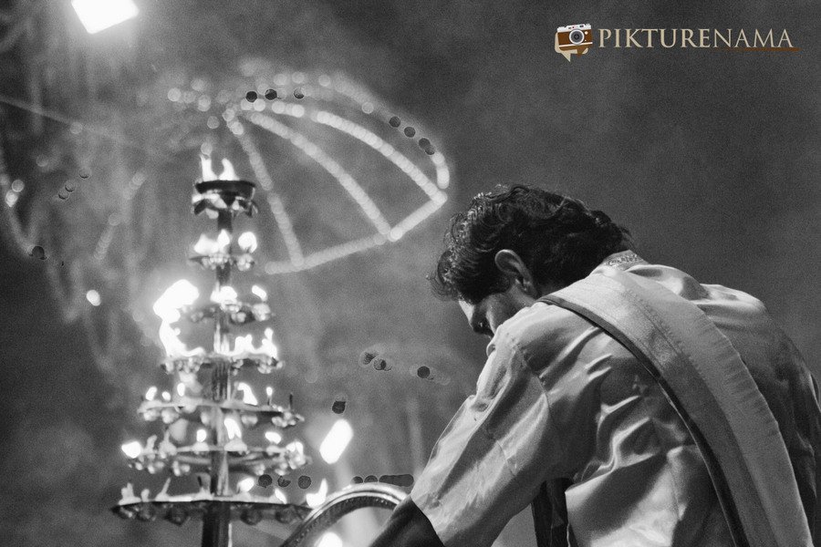 HolbrooksScott's tweet photo. #bournewrites The magic of Varanasi evening Ganga Aarti through my lens - https://t.co/KFd1MK3vAf #ttot #travelog #Varanasi https://t.co/hvP3VUbRcR