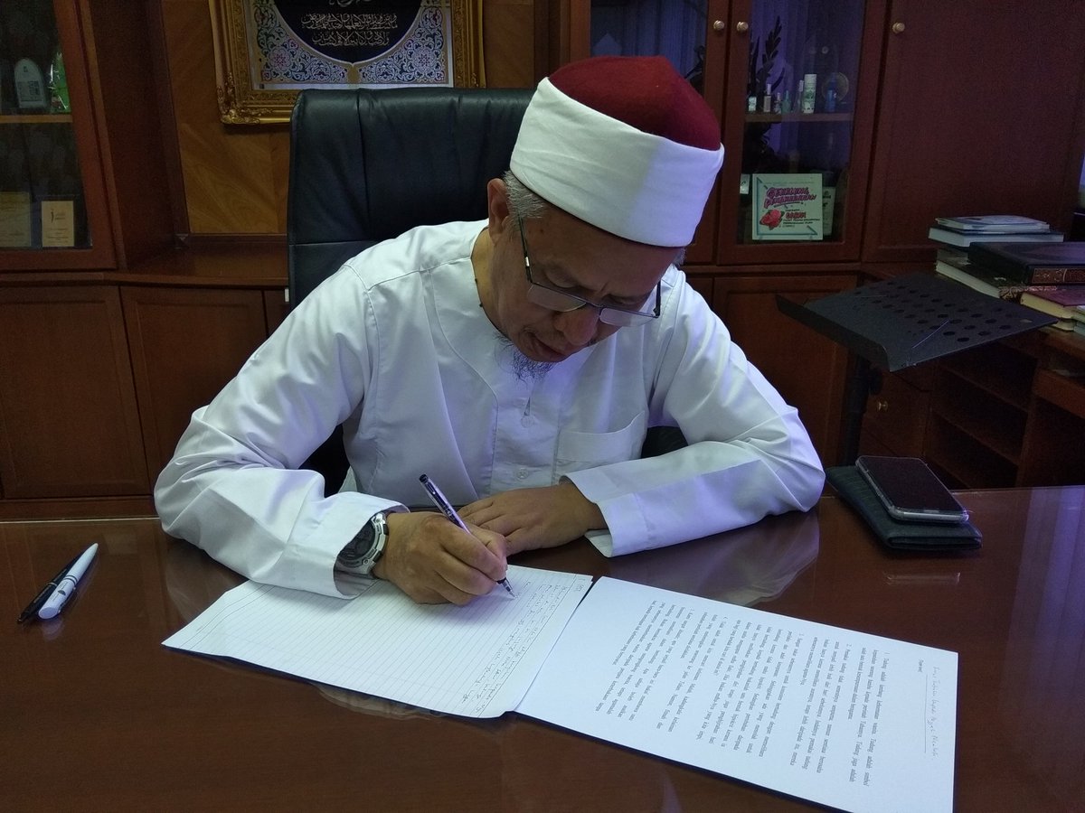 drzul_albakri's tweet photo. Sedang menulis surat terbuka untuk Hajjah Neelofa. Untuk muhasabah bersama. https://t.co/61UrUMk8SP