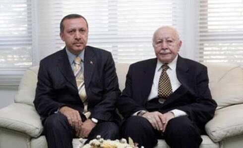 #NecmettinErbakan sıradan bir Genel Başkan değildi, bir hocaydı, bir okuldu. Onun yetiştirdiği öğrenciler Türkiye’nin önünü açtı, milletimize özgüven kazandırdı. Mekânın cennet olsun Hocam.