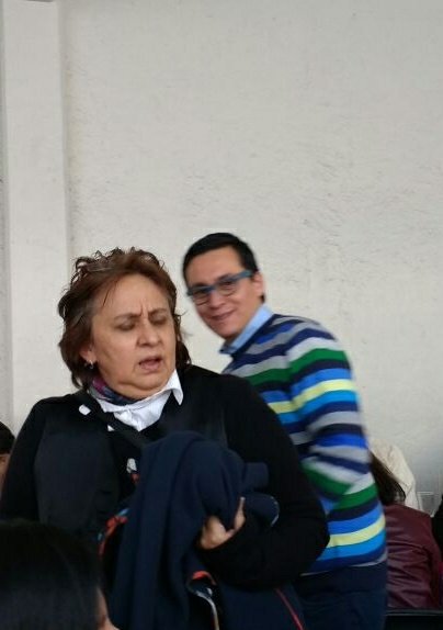 mmciudadanos704's tweet photo. Y este es el director de participación ciudadana Efrain Morales que contrató a nuestra muy valiosa vecina, con que dinero se pagará los microbuses que llevarán a los vecinos acarreados a aplaudir a  @XochitlGalvez en donde denunciar a estos seudo funcionarios?? https://t.co/LorPThAhT2