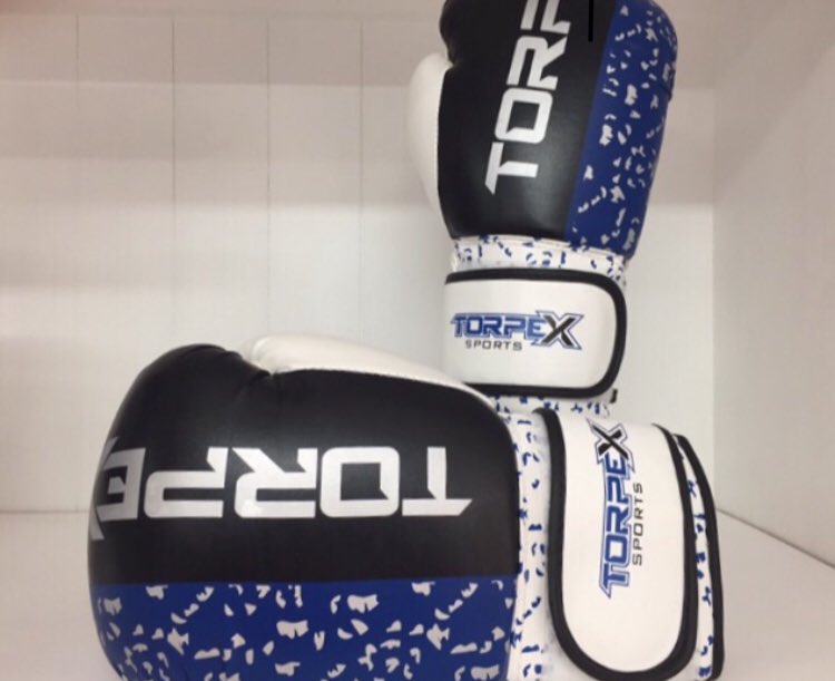 TorpexSports's tweet photo. We have a lot of of local boxers visiting our shop in Derby DE223SS and trying our range of boxing gloves , this ocean blue design is a beautiful fit because of its extra straps and great fitting. #torpexboxinggloves #torpex #torpexboxing #boxingnews #fightersloveourgloves https://t.co/I3fSIgF1wd