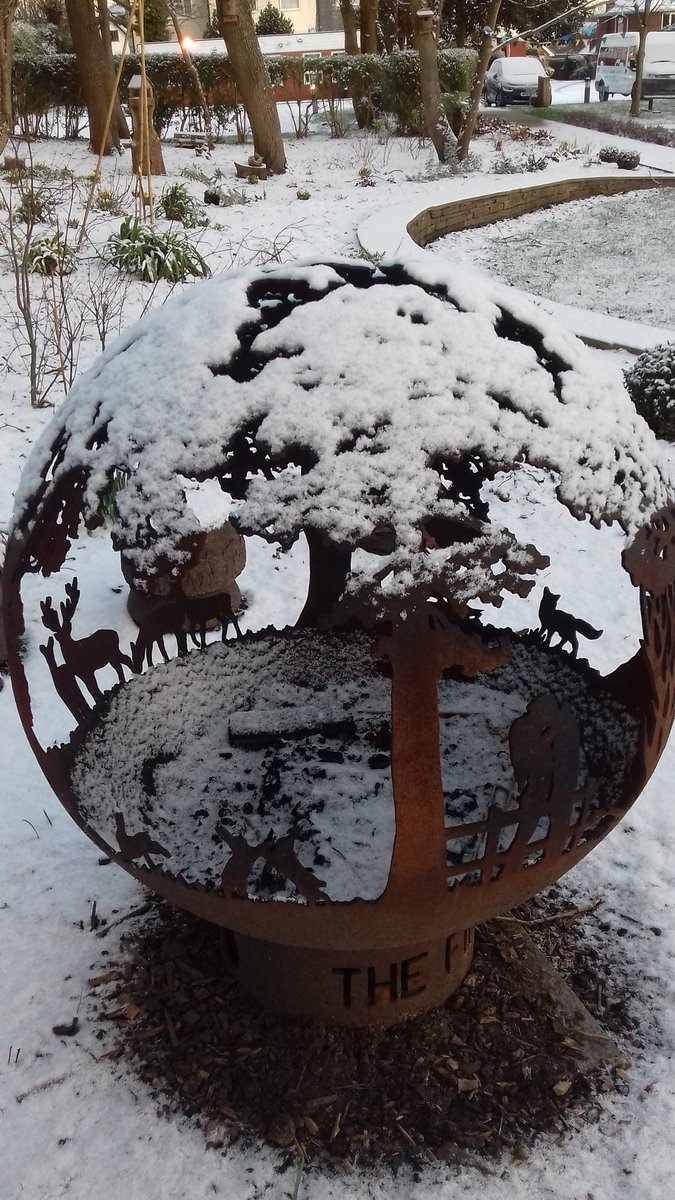 BlackpoolCarers's tweet image. Our first snow in the @DIYSOS @ldmgarden garden! How beautiful! ❄🌱 #wedontgetsnowoften #winterwonderland  #springisonitsway @acornwoodcraft @Bplcarers_ceo @MrNickKnowles