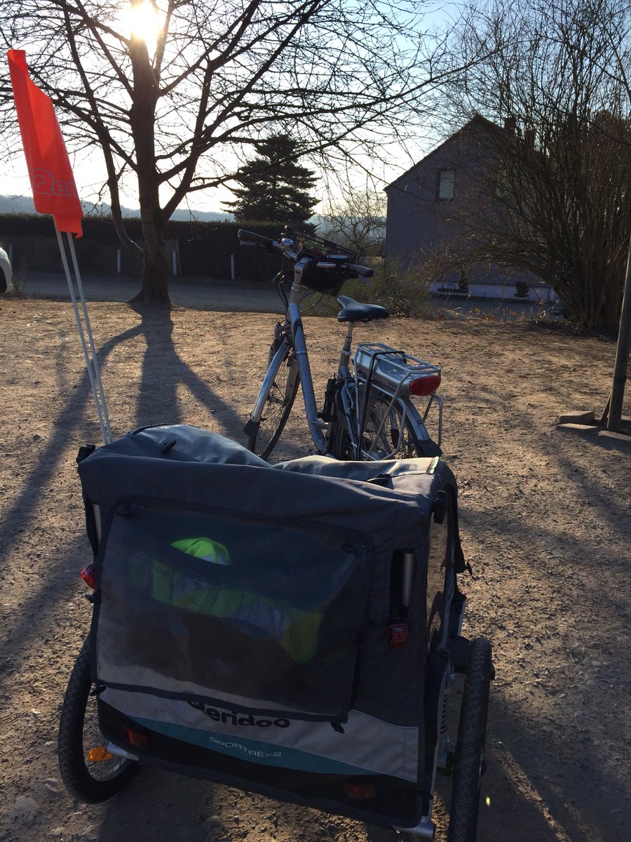 celine_tellier's tweet photo. On s’équipe, on multiplie les couches et on est parti pour le #vortexchallenge @velo_actifs ! Une splendide lumière et zéro bouchon en récompense ! Et en plus, même pas (trop) froid ! ❄️☀️ https://t.co/0S8SqdHXPm