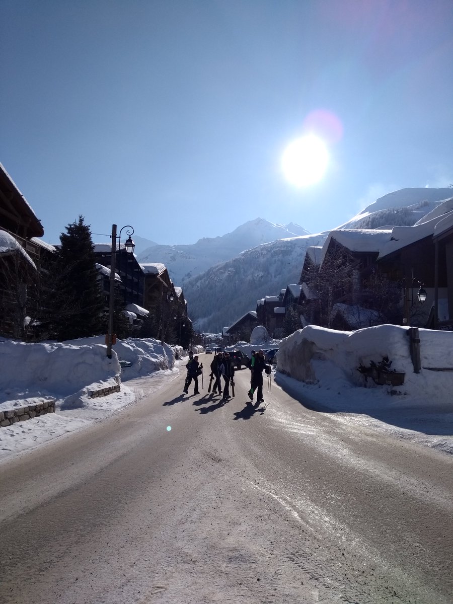 Val_dIsere_ski's tweet photo. It's a sunny #bluebird day today @valdisere but please bear in mind that despite #sunshine there are very cold temperatures of up to -27 degrees with wind chill so be sure to wrap up warm - wear an extra layer and be sure to bring a mask to protect your face as you speed along. https://t.co/JEfByX49NR