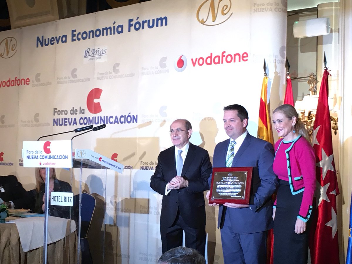 Hoy, último día antes del cierre del @HotelRitzMadrid por reforma, nuestro presidente de <a href="/NewEconomyForum/">New Economy Forum</a> y la presidenta de la <a href="/ComunidadMadrid/">Comunidad de Madrid</a> <a href="/ccifuentes/">Cristina Cifuentes</a> entregan al director @CTavelli una placa en agradecimiento por los servicios prestados. ¡En el 2019 estamos de vuelta!