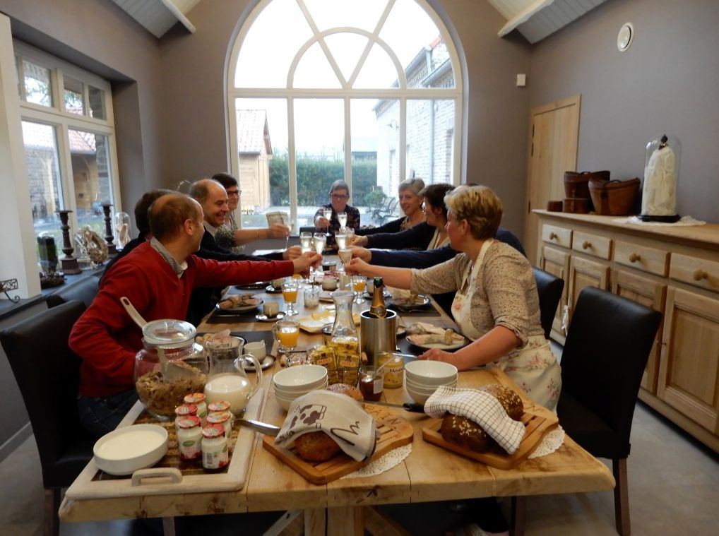 ’t Heirweggegoud in #Assenede is een gerenoveerde 19de -eeuwse hoeve. Deze B&amp;B telt 3 kamers. De ontbijtruimte bevindt zich in een open keuken met zicht op de omliggende bossen. Ideaal voor een wandel- en fietsvakantie. bit.ly/2nI3Ro2