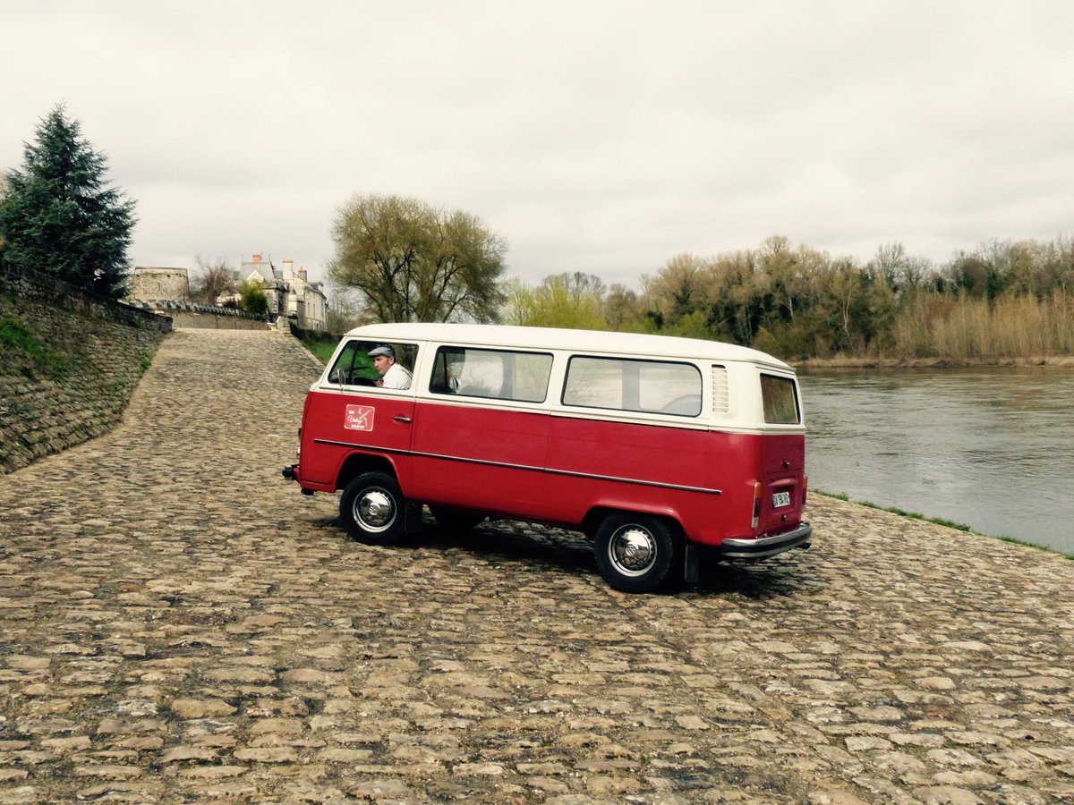 MagazineVoyages's tweet photo. Dans le premier numéro de Voyages, on vous emmène découvrir l'Anjou en mode vintage : en combi, en voiture ancienne, à solex, à vélo... avec @Anjoutourisme @Retro_Emotion @chateaubrissac #VoyagesVoyages #retro #wine #Anjou #LoireVintageDiscovery https://t.co/xx8RuAACJy