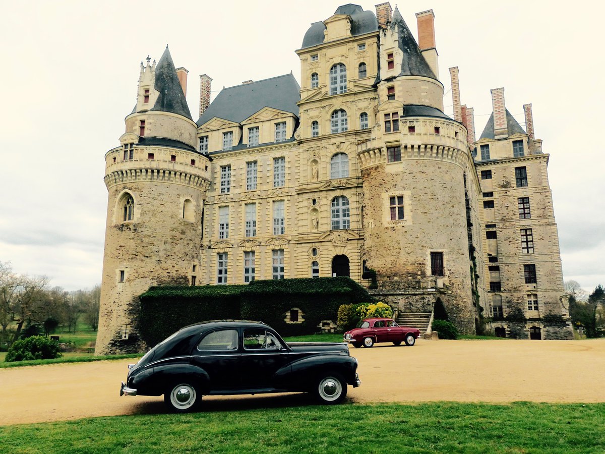 MagazineVoyages's tweet photo. Dans le premier numéro de Voyages, on vous emmène découvrir l'Anjou en mode vintage : en combi, en voiture ancienne, à solex, à vélo... avec @Anjoutourisme @Retro_Emotion @chateaubrissac #VoyagesVoyages #retro #wine #Anjou #LoireVintageDiscovery https://t.co/xx8RuAACJy