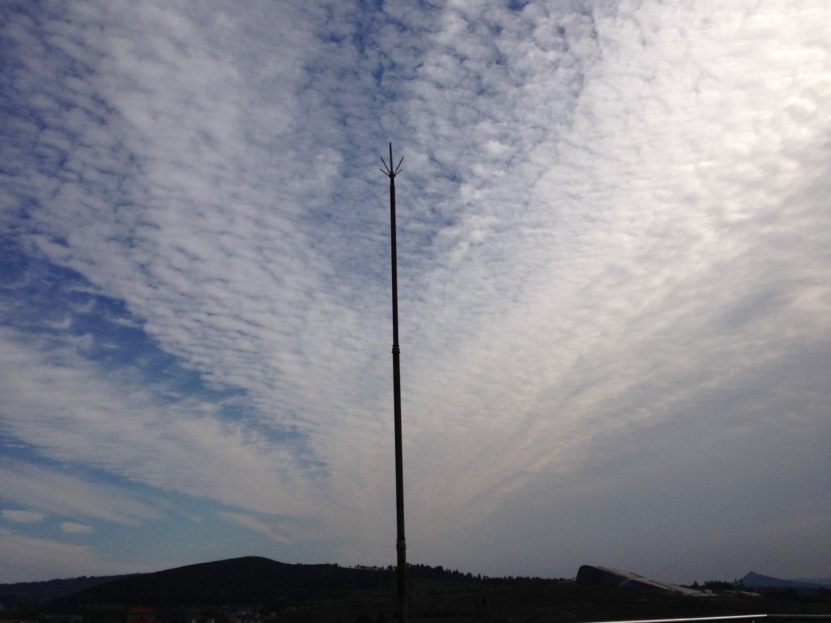 visitasUSC's tweet photo. Boas tardes! Foto dende a terraza #Compostela360 mirando cara a @CidadedaCultura e Pico Sacro. 🌥️
@RedmeteoP @4gotas_com #SantiagodeCompostela https://t.co/JkVZMzmuEW