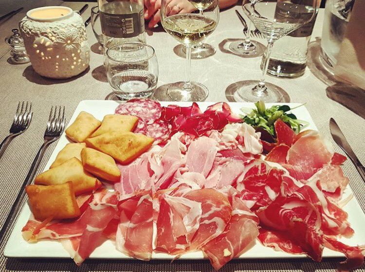 VillaCampari's tweet photo. Degustazione di #prosciutto #crudo #Selezione #Ghirardi, coppa, gran cotto e culatello di #Zibello selezione #Negroni, pancetta arrotolata, salame nostrano e slinzega selezione #Edoardo #Gamba con il nostro gnocco fritto. ✨ https://t.co/XjDWidhd0I