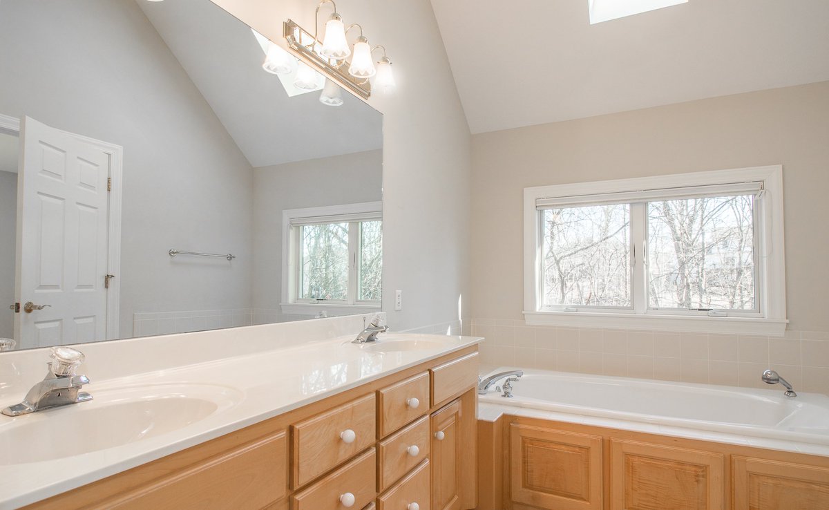 Just Listed-- 3816 Bray Ct.-- $335,000. Great SW location!
flexmls.com/share/1J4Ci/38…