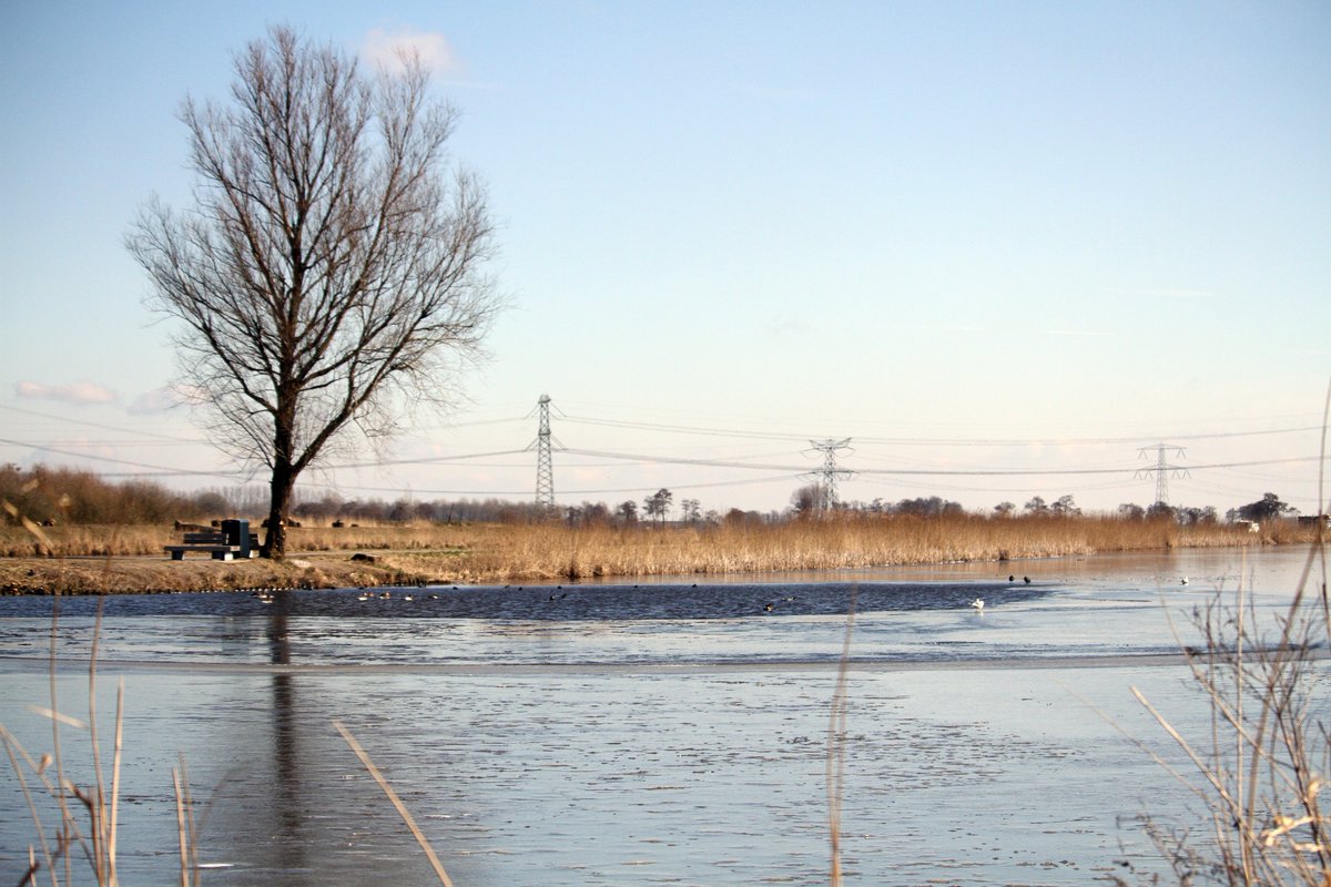Op sommige delen van de Molentochtroute wordt al geschaatst. Dit wordt echter sterk afgeraden, omdat het ijs op veel plaatsen nog veel te dun is. Ook zijn er nog veel wakken. Foto's: Peter Stam.