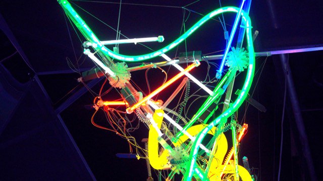 Quel est donc cet enchevêtrement lumineux semblant tout droit sorti d'un film de Nicolas Winding Refn ? <a href="/capsciences/">Cap Sciences</a> et <a href="/StationAusone/">Station Ausone</a> vous donnent rendez-vous très bientôt pour une vidéo sur l' #Exposition #Luminopolis ! #Bordeaux #numerique