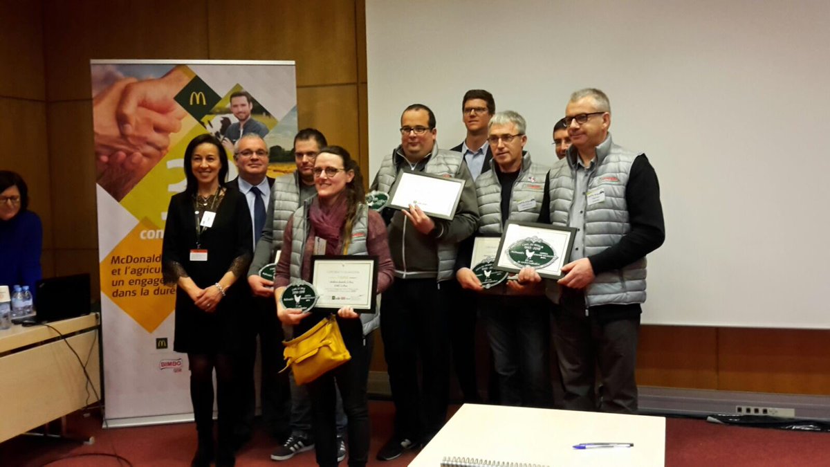 mahe_bernard's tweet photo. Les éleveurs #sanders du #gaevol honorés au @Salondelagri par #McDonald's pour la réussite d'un partenariat contractuel de plus de 20 ans ! https://t.co/gyxisuDUrd