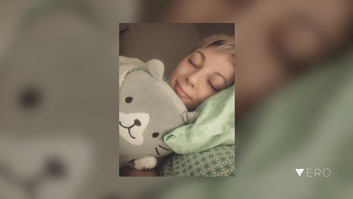 melebug333's tweet photo. #firstveropost Day 2 of my new job down and time for snuggles and sleep #livethedream 😻 @VeroTrueSocial https://t.co/QV192vG629
