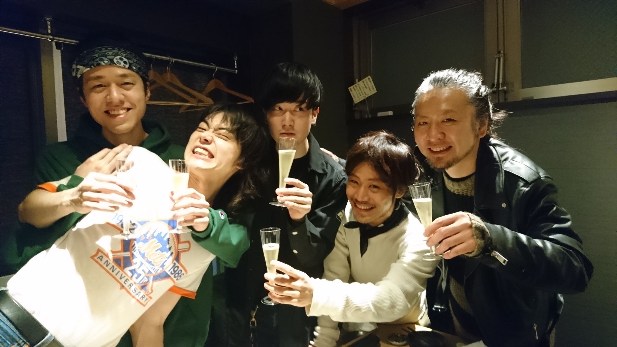 DXC6OmWV4AAo2cz.jpg:large