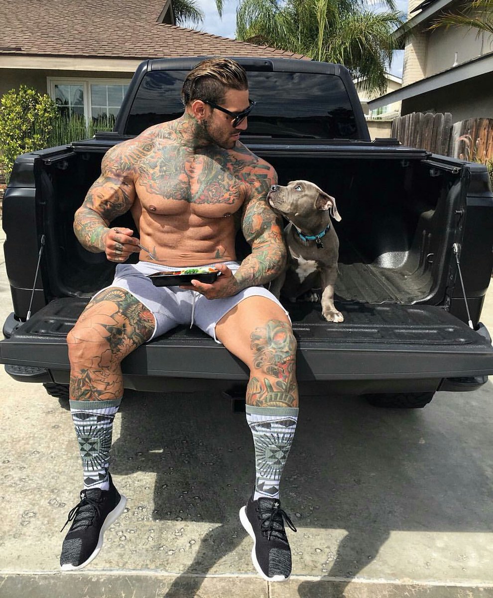 PervoLeather's tweet photo. Buenos días #pervos #FelizMartes  ¿quién no ama sacarse fotos con su amigo canino? https://t.co/2qPBrKQo7y