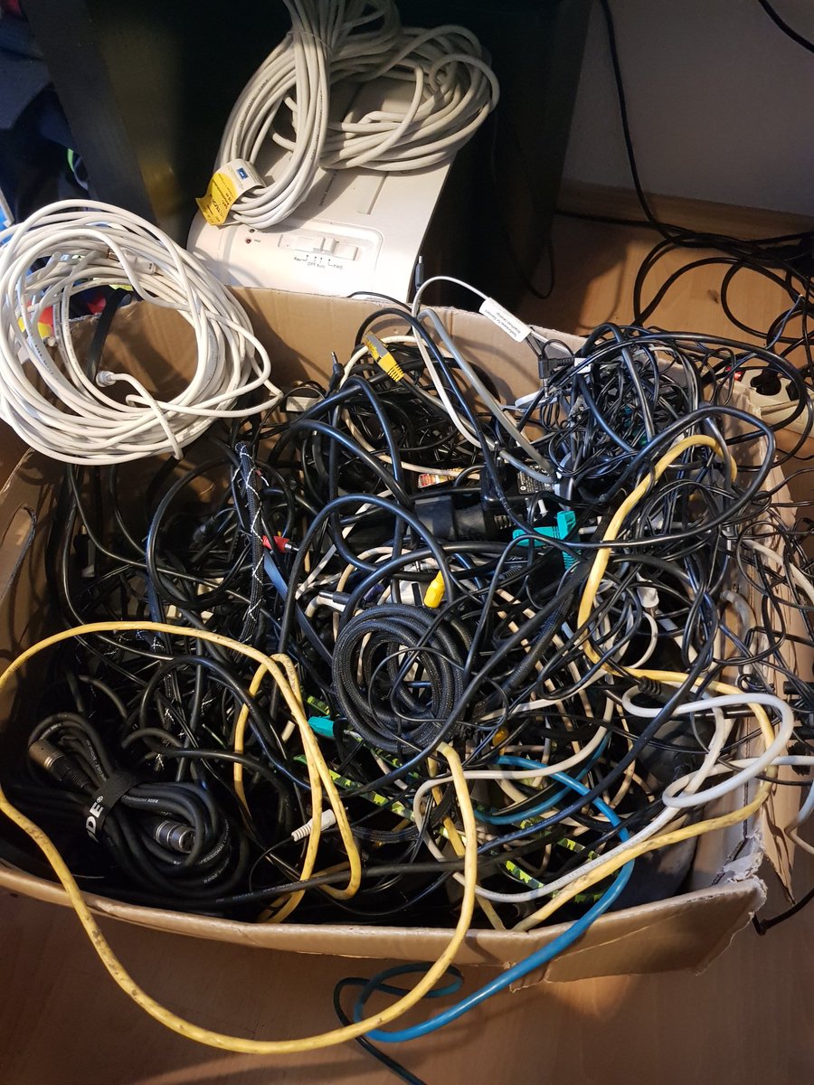 leicsoo's tweet photo. 😫 suche Grad nen Kabel. Wer besitzt auch so ne Kiste? 😂 #kabelsalat https://t.co/QgHJ1N2u25
