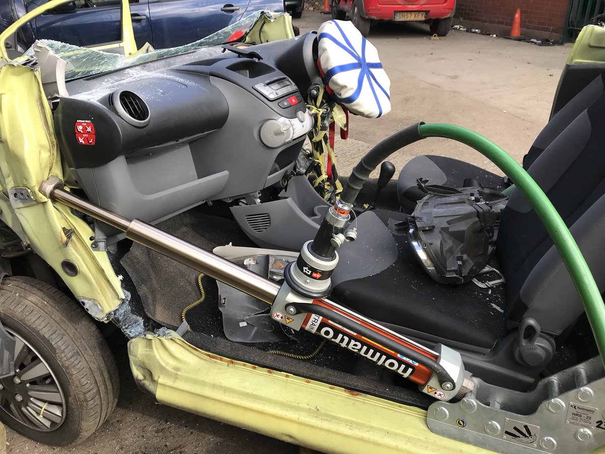 SFRS_GST's tweet photo. The team have been busy on a #TrainingDay Maintaining skills in #RTC extrication techniques 👨🏻🚒 #RoofRemoval #RoofFold #DashLift #DashRoll using @HolmatroRescue @HolmatroUK hydraulic Rescue equipment #OperationallyReady https://t.co/d20vRB80Vn