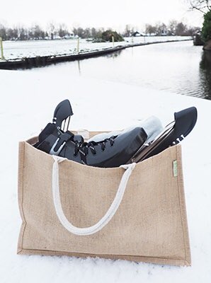 Handige #duurzame #jute #tas niet alleen voor de #boodschappen maar ook voor je #schaatsen #schaatsfan. Snel vanuit #voorraad leverbaar #relatiegeschenk