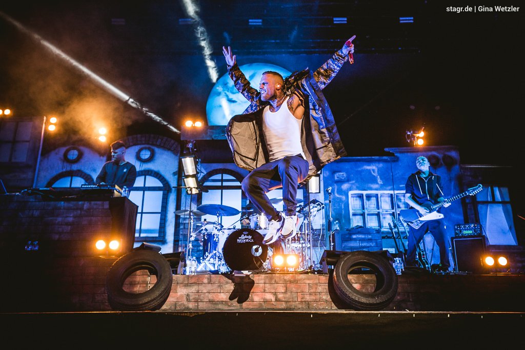 Four Artists tweet media