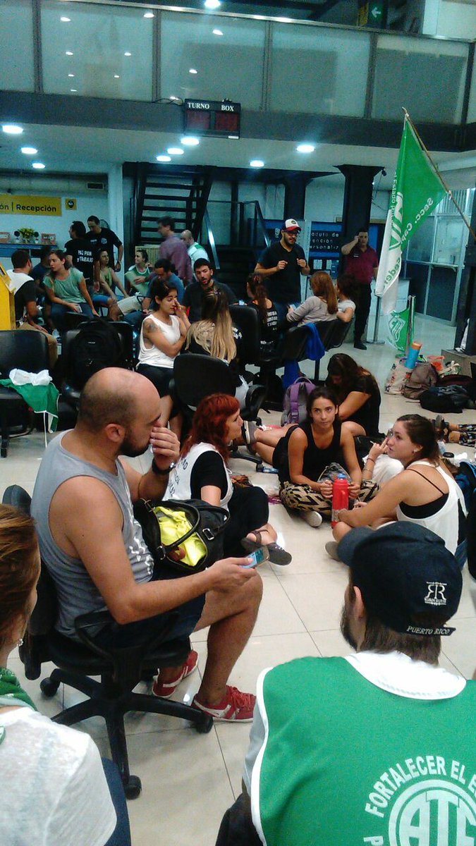 ATEdesdeabajo's tweet photo. #AHORA Continúa la permanencia pacífica en Hacienda del Gobierno de la Ciudad, por la reincorporación de lxs despedidxs en el Canal de la Ciudad y la Secretaría de Integración Social y Urbana (Villa 31) @asambleacanal @LaMugicaenATE https://t.co/PI2VMa3NYK