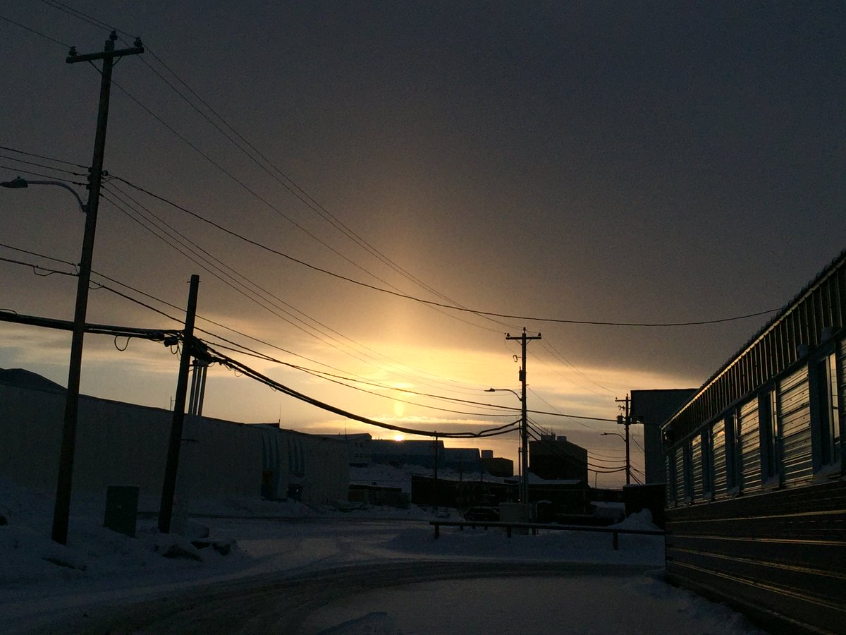 geckospots's tweet photo. @QbcConsuela @MurphTWN @weathernetwork Sun pillar on the way to the office this morning! #practicallysummer #sowarm #shareyourweather https://t.co/9ws5Nw8NQx