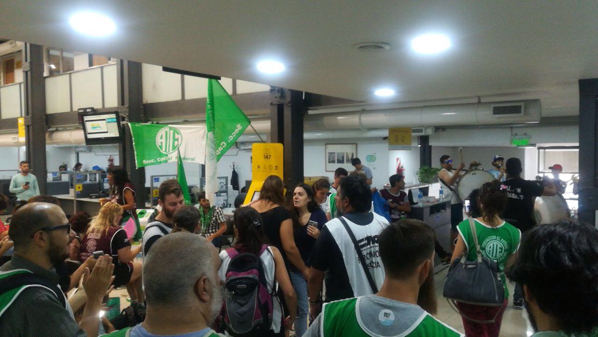 ATEdesdeabajo's tweet photo. #AHORA Continúa la permanencia pacífica en Hacienda del Gobierno de la Ciudad, por la reincorporación de lxs despedidxs en el Canal de la Ciudad y la Secretaría de Integración Social y Urbana (Villa 31) @asambleacanal @LaMugicaenATE https://t.co/PI2VMa3NYK