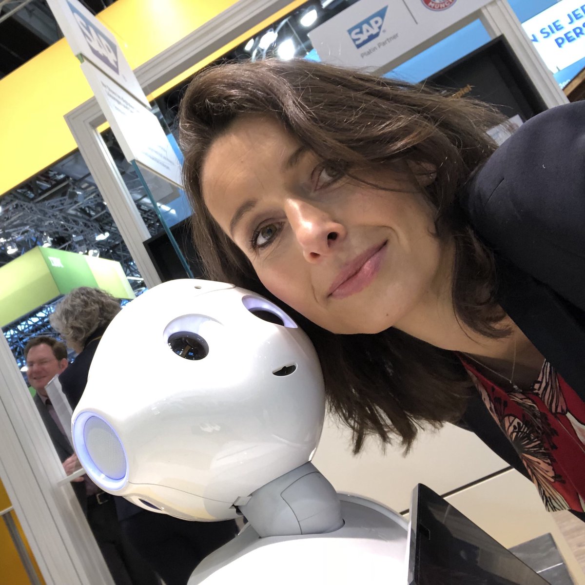 StanjaMW's tweet photo. My new In-Store Assistant „Pepper“ and me 😉 #QSCsap @EuroCIS https://t.co/5MXRLn0pa5