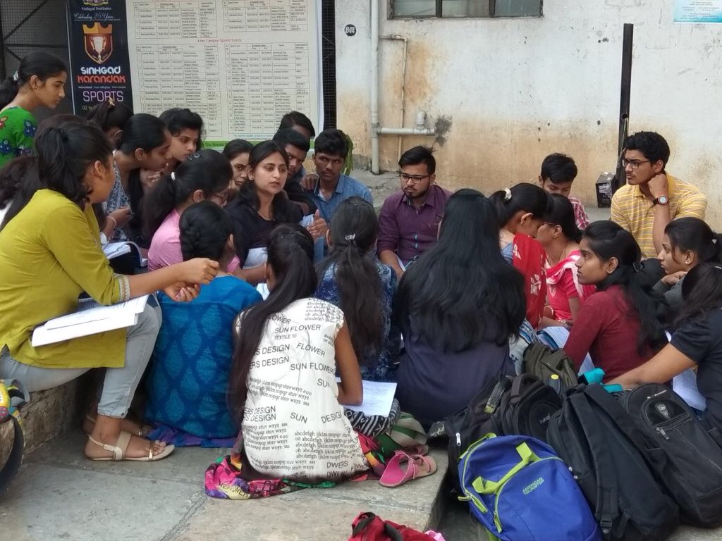 SharayuGhive's tweet photo. #ProfessorInTrouble #PayToProfessor Show some concern about the payment issue of the #Sinhgad staff. Future of 8k+ students at stake.  Though fighting for the salary, professors do care for their students. @HRDMinistry @narendramodi @DevFadnavis @TawdeVinod @PrakashJavdekar https://t.co/Q1jRbOHyMi