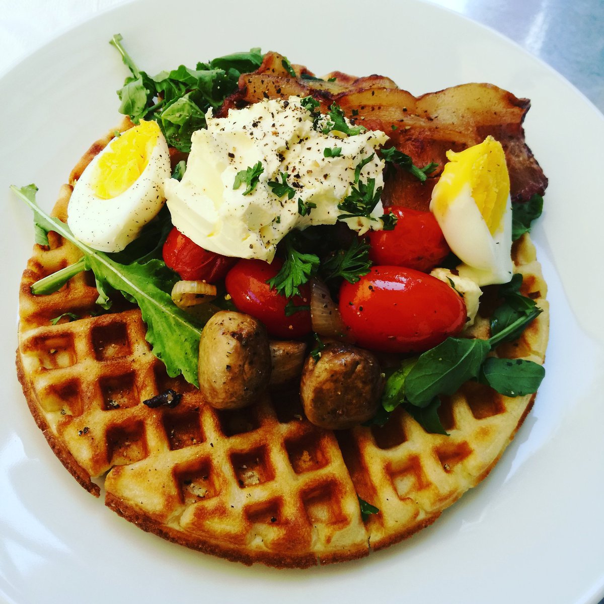 somi_vos's tweet photo. My brunch needs to be rich in aroma. Eggs, bacon, mushrooms, cherry tomatoes topped with cream cheese on top of a crispy waffleπ
#LiteBrunchCollective #AddSomeChill https://t.co/8lSsavdpSM