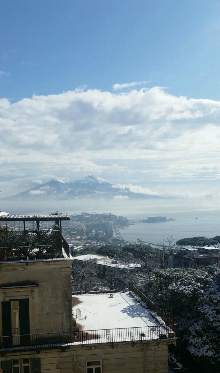 McmEventi's tweet photo. Il mare...il sole e la neve, oggi a Napoli abbiamo tutte queste meraviglie nello stesso momento...buona giornata a tutti!!!!!!
#Napoli #Naples #snow #Vesuvio #mcmeventi https://t.co/9AfhS5kjeY