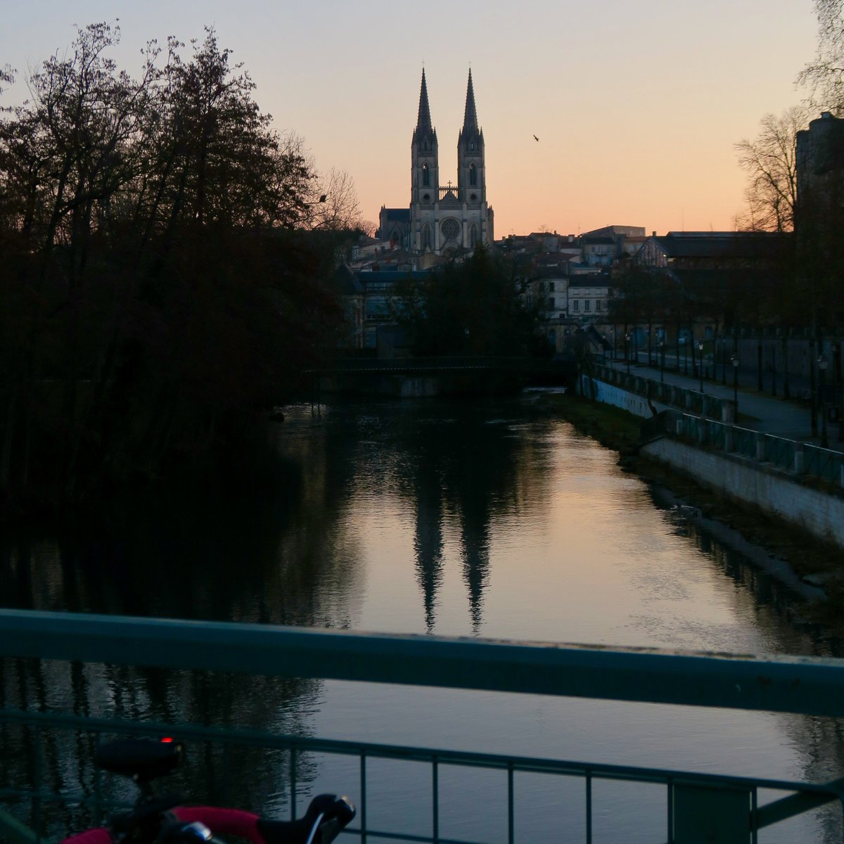 TisseurDeToile's tweet photo. Face à #niort par -6°C #vortexchallenge #bike #velotaff #couragecamaradebelge #igersniort #igersdeuxsevres https://t.co/YhHgqwxsBG