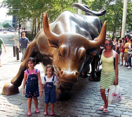 ニューヨーク証券取引所近くのブロードウェイ沿いにある人気の観光