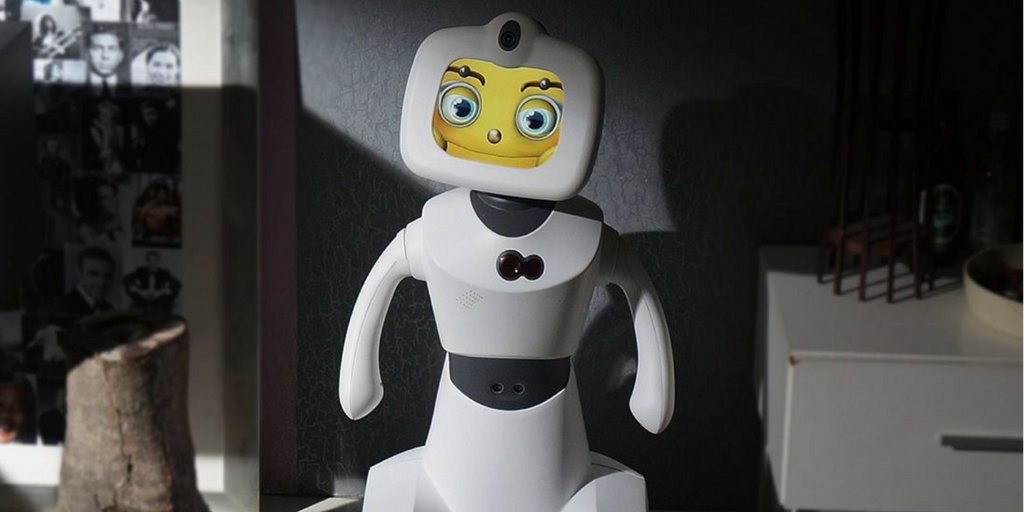 ComercialRiji's tweet photo. 🤖😶 El #robot #Robelf esta siendo una de las estrellas del #MWC18. Su función es proteger nuestra casa y tiene dotes para la docencia de diversas materias a niños y adultos ¿Qué os parece? https://t.co/u7ubmtVG6f