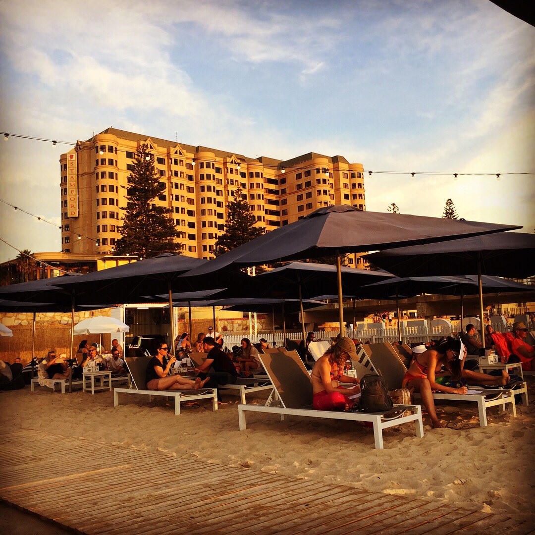 MeggsyD's tweet photo. Gorgeous Tuesday night in #Adelaide #TheMoseleyBeachClub https://t.co/cwLJf3rZre